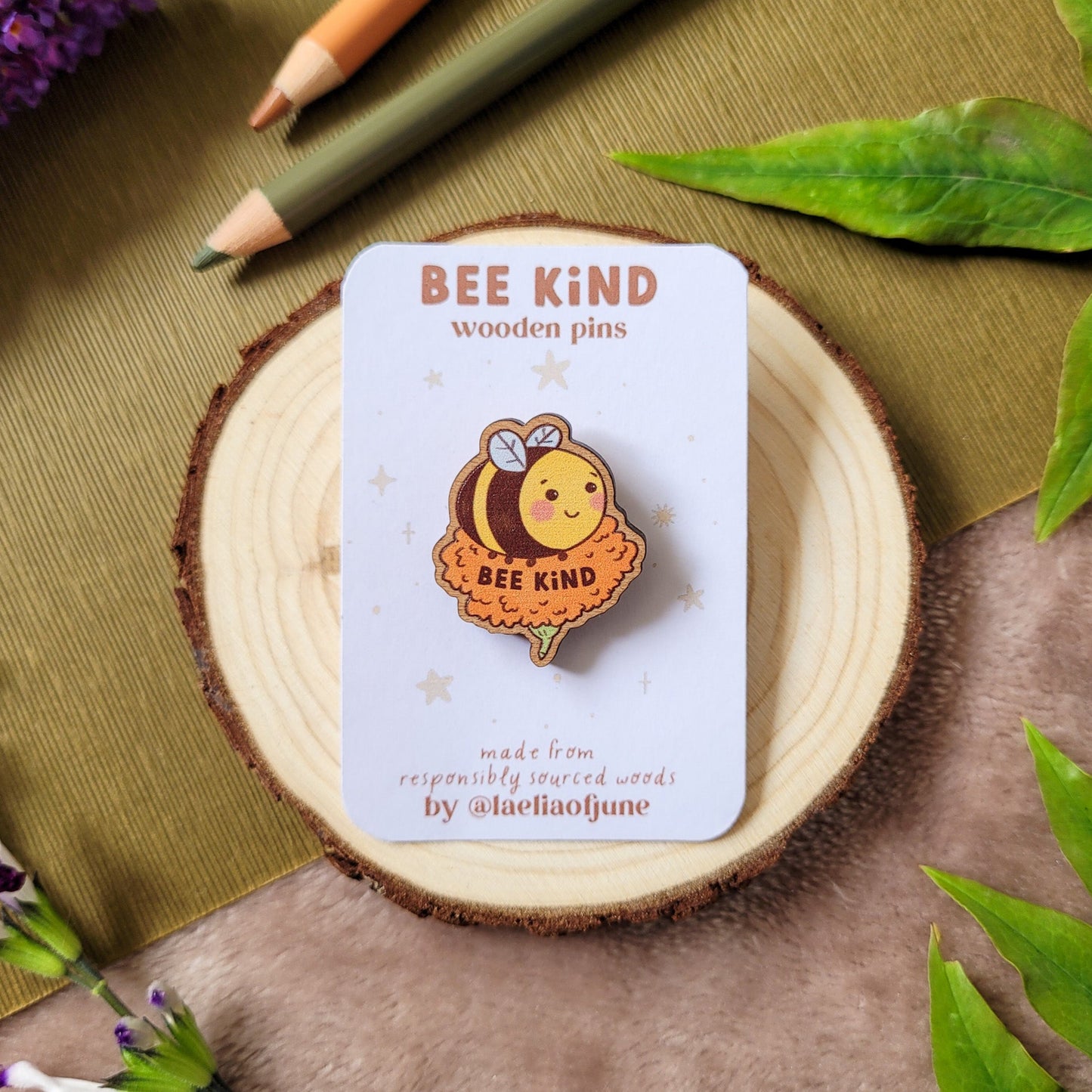 pins en bois d'une abeille mignonne posée sur une fleur orange avec un texte qui dit "Bee Kind". Fait à partir de bois éco responsable.