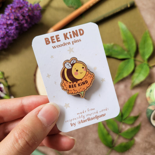 pins en bois d'une abeille mignonne posée sur une fleur orange avec un texte qui dit "Bee Kind". Fait à partir de bois éco responsable.