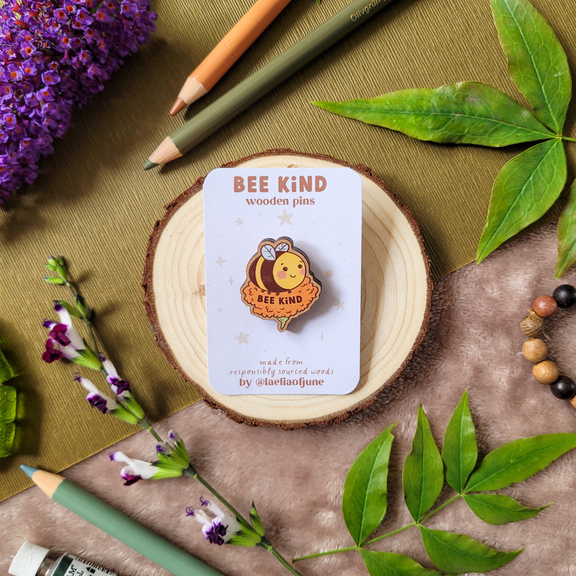 pins en bois d'une abeille mignonne posée sur une fleur orange avec un texte qui dit "Bee Kind". Fait à partir de bois éco responsable.